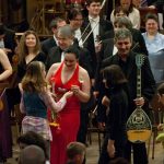 Copiii-oferind-flori-artistilor Clasic e fantastic