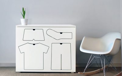 Haine ordonate într-un dulap aparte