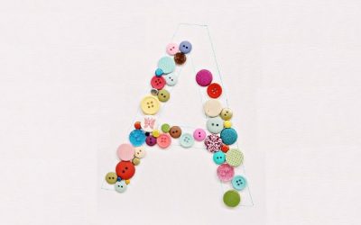 Cum faci iniţiala prenumelui copilului din nasturi?