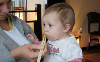 Ce e de făcut când bebelușul se îneacă cu mâncare?