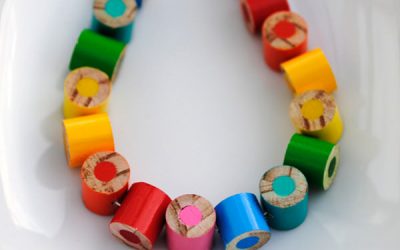 Creioanele se poartă la gât