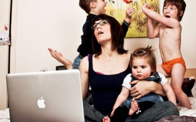 Părinții lucrează și copiii se distrează