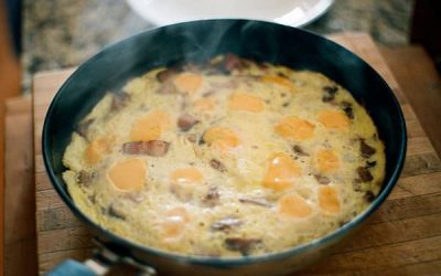 Omletă cu spanac şi suc de roşii