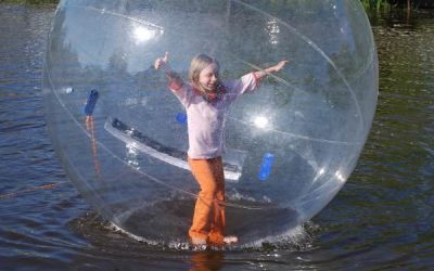 O nouă distracție de vară – joaca în water ball