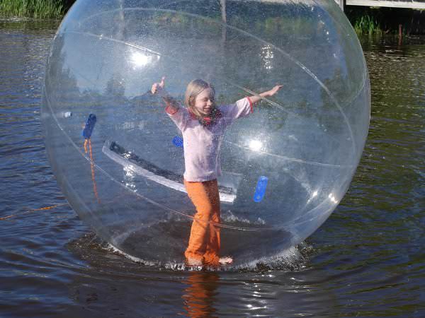 O nouă distracție de vară – joaca în water ball