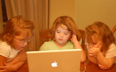 Cât timp petrec copiii online?