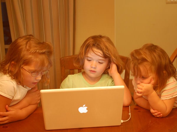 Cât timp petrec copiii online?