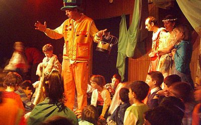 Cortina colorată se ridică pentru copii