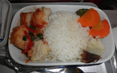 Pește fiert în lapte, cu orez și avocado