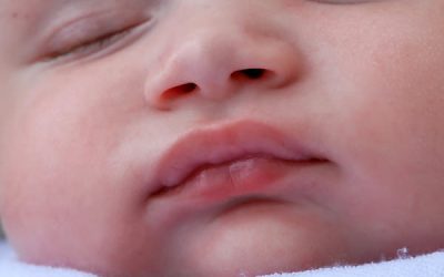 Bebelușii învață să vorbească, citind pe buze