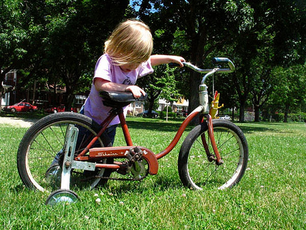 cu bicicleta in parc