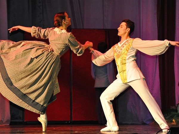 Cenușăreasa vine în vizită la Opera Comică pentru Copii