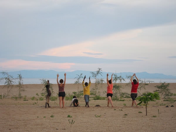 Cine vrea să se facă instructor de yoga pentru copii?