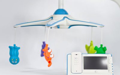 Cu ochii pe copil, în timp ce se distrează