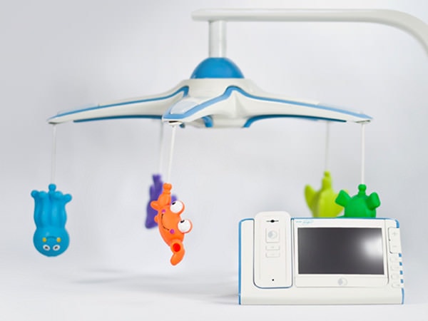 Cu ochii pe copil, în timp ce se distrează