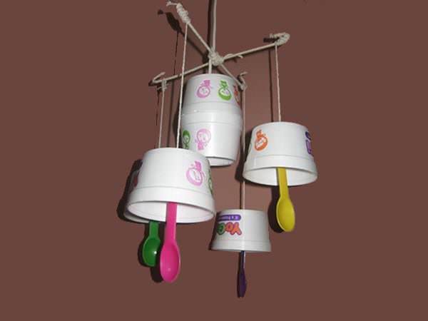 Lampadar din cutii vechi