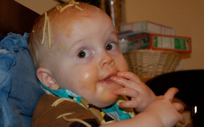 Când copiii se distrează și părinții râd și curăță în urma lor