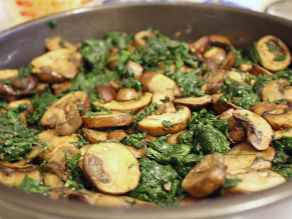 Mâncare de spanac cu ciuperci (de la 9 luni)