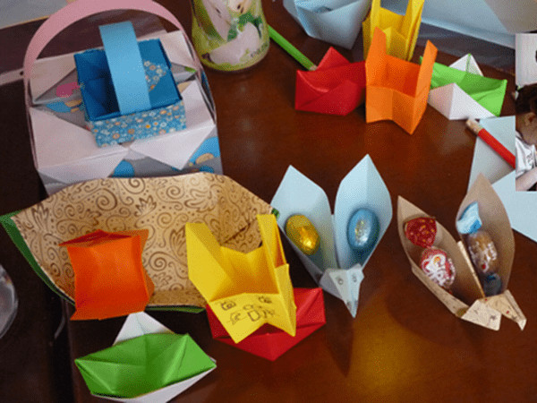 Învățăm să pliem hârtia la atelierele de origami