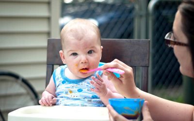 Primii pași în diversificarea alimentației celor mici (P)