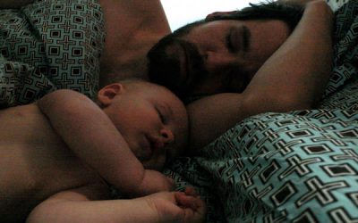 Prin ce schimbări trec tații care dorm cu bebelușii în pat
