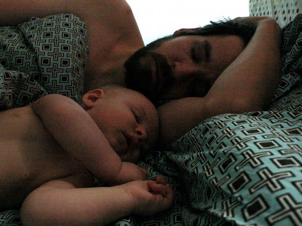 Prin ce schimbări trec tații care dorm cu bebelușii în pat