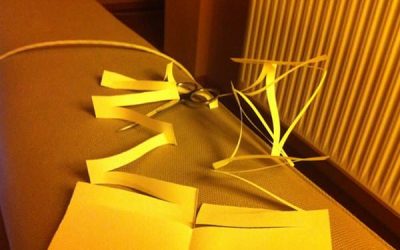 Experiment cu o hârtie și o foarfecă