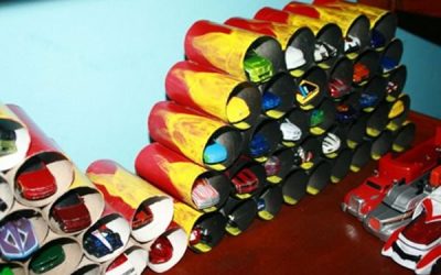 Garaj pentru mașini, făcut din role de hârtie igienică