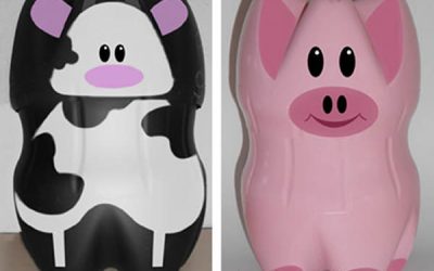 Dau două pet-uri goale pentru… o jucărie