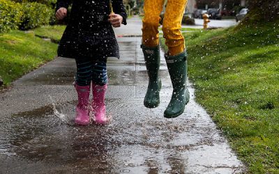 Vine ploaie bine-mi pare că avem… cizme colorate de cauciuc