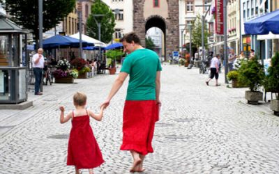 Tăticul care poartă fustă, pentru a-și susține copilul