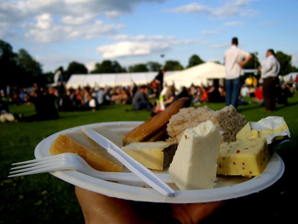 Cea mai mare brânză din țară se face la Piața Pipera