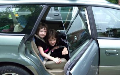 Cum poate deveni o ușă de la mașină un pericol pentru copii?