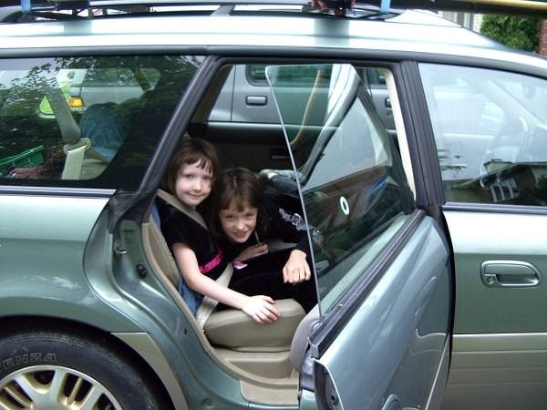 Cum poate deveni o ușă de la mașină un pericol pentru copii?