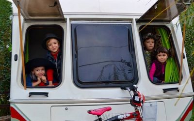 Viața pe îndelete: două familii pleacă prin Europa cu rulotele