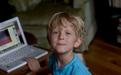 Cât de departe stau copiii de monitorul PC-ului sau de televizor?