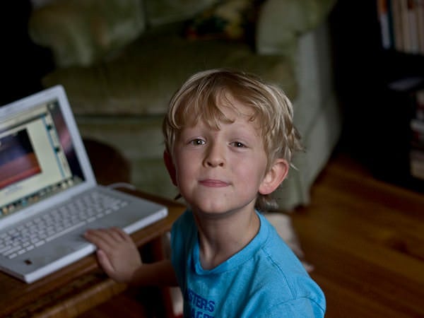 Cât de departe stau copiii de monitorul PC-ului sau de televizor?