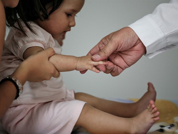 Carte gratuită despre vaccinurile copiilor