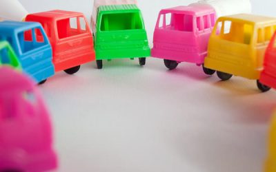 Cum alegi jucăriile pe care le iei în mașină când călătorești cu cei mici?