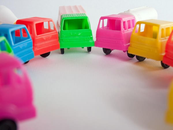 Cum alegi jucăriile pe care le iei în mașină când călătorești cu cei mici?