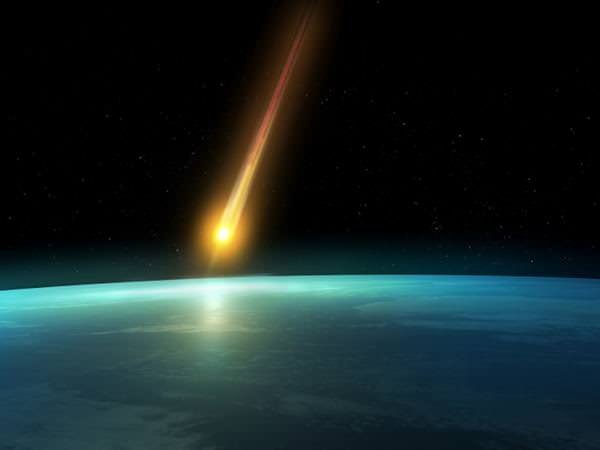 O cometă strălucitoare poate fi văzută cu ochiul liber pe cer
