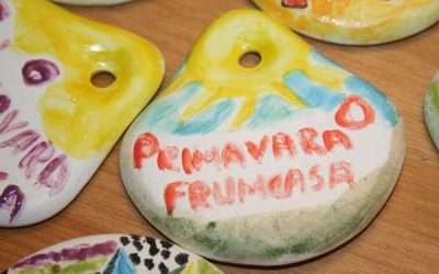 Copiii fac mărțișoare personalizate