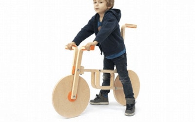 Dau două scaune de la Ikea pe o biclă de lemn