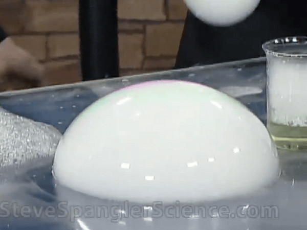 Experiment în joacă pentru copii și / sau părinți: baloane din gheață carbonică