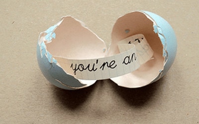 Răvașe într-un ou de Paște