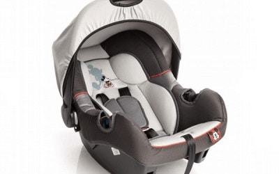 Mickey Mouse îi ține de urât copilului în scaunul auto