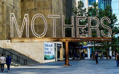 Mamele cu educație de top petrec mai puțin timp la job