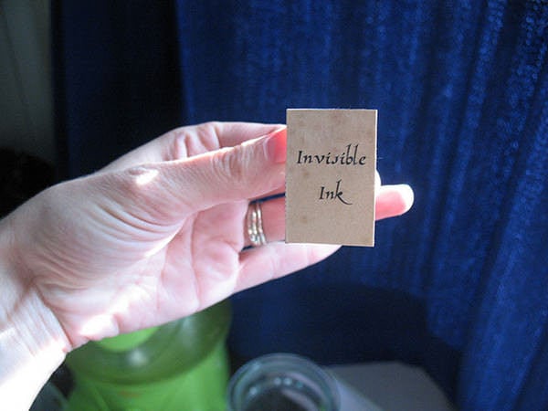 Cum să faci cerneală invizibilă pentru scrisori prețioase