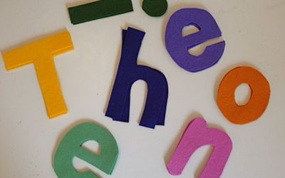 Litere din fetru, joacă sau educație?