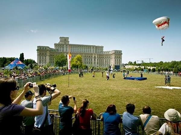 Spectacole de parașutism pentru toate vârstele